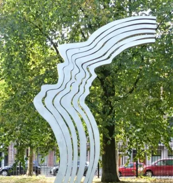 De Schreeuw sculpture with six wavy steel strips forming a face in a park
