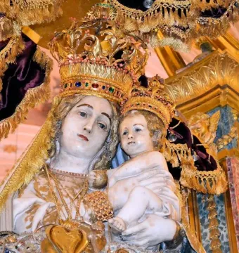 Madonna dell\'Udienza statue with the Madonna and Child wearing ornate golden crowns and jeweled decoration