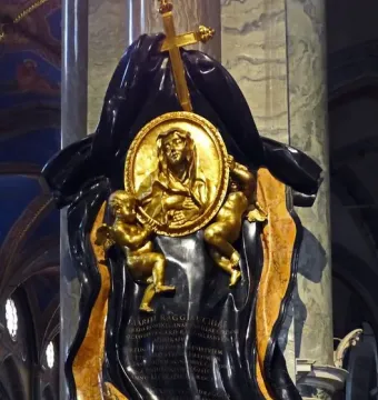 Memorial to Maria Raggi with a gold cross, central medallion, and two putti above an inscription plaque.