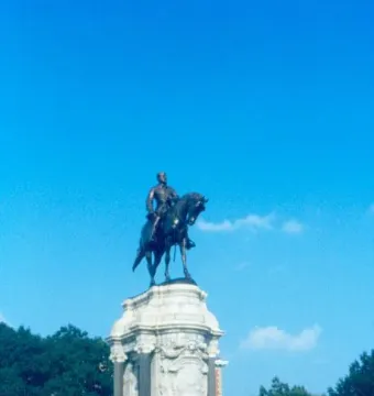 Robert E. Lee Monument with a bronze equestrian statue on a tall white marble base