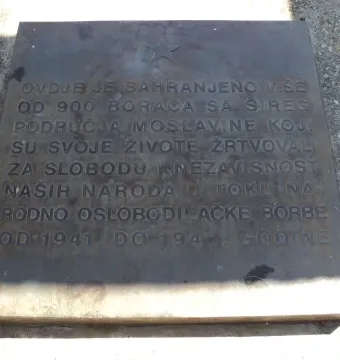 Engraved metal plaque with a five-pointed star at the Monument to the Revolution of the People of Moslavina in Podgarić.