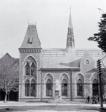 Rolleston Statue on a pedestal in front of the Canterbury Museum facade