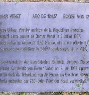 Dark grey memorial plaque for Arc de 124,5° with French and German text.