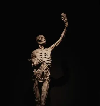 Transi of René of Chalon showing an emaciated skeletal figure holding a heart aloft