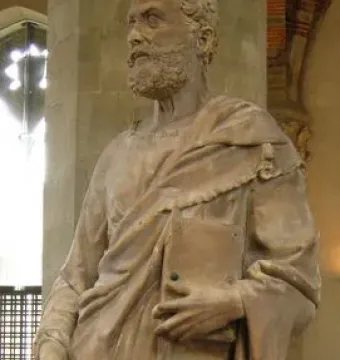 Saint Peter stone statue holding a book and a set of keys.