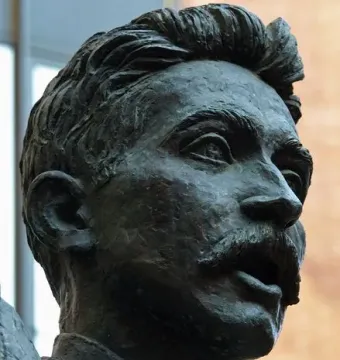 Bronze bust of A Lluís Millet with a mustache and bow tie