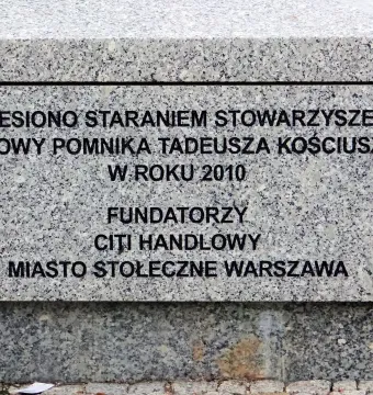 Granite plaque on the Tadeusz Kościuszko Monument with a Polish inscription.