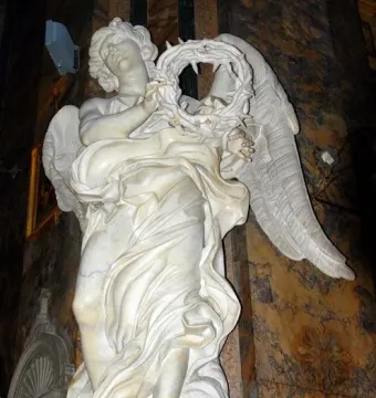 Angel with the Crown of Thorns marble sculpture by Gian Lorenzo Bernini holding a thorny wreath.