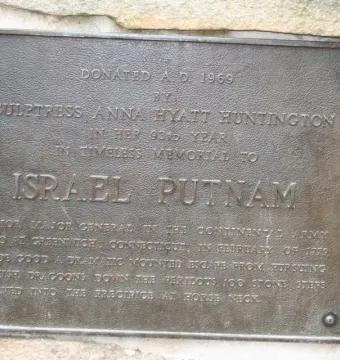 Bronze plaque mounted on a rough stone wall for the Israel Putnam equestrian statue