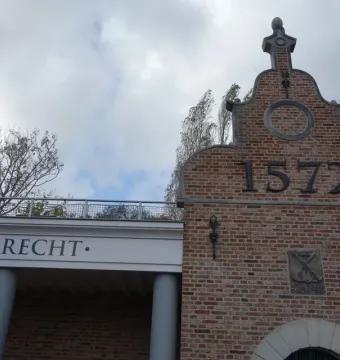 Madurodam building facade with a Dutch gable marked 1572 and a DORDRECHT sign above the entrance.