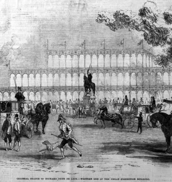 Equestrian statue of Richard Coeur de Lion on a pedestal, surrounded by crowds and carriages beside a large arched building.