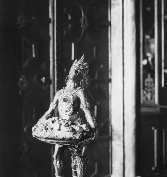 The Moor with Emerald Plate, a crowned dark-toned statue adorned with jewels and holding a tray of rough mineral clusters.