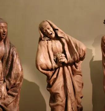 Terracotta figures from Compianto sul Cristo morto with anguished faces and sorrowful expressions.