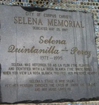 Memorial plaque for Selena Quintanilla Perez on a blue-tiled wall at Mirador de la Flor.