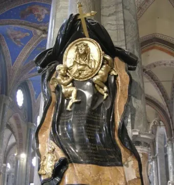 Memorial to Maria Raggi with a central medallion, two golden putti, and a cross on a church pillar