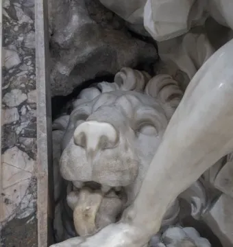 White marble lion beneath Daniel’s foot in Bernini’s Daniel and the Lion sculpture