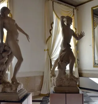 Canova\'s Orfeo y Eurídice sculpture with a nude woman looking upward and a nude man recoiling beside her.