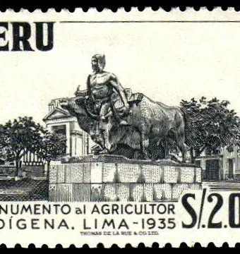 The monument La yunta shows a male figure standing beside two yoked oxen on a tall pedestal.