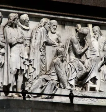 Frieze of Parnassus marble figures in the Albert Memorial, with standing and seated historical and literary figures in period dress.