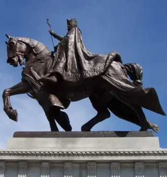 Apotheosis of St. Louis, a bronze equestrian statue of a crowned figure on a rearing horse against a blue sky