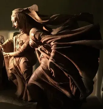 Terracotta figures from Compianto sul Cristo morto, including a wailing figure with an open mouth and raised arm beside a figure in heavy drapery.