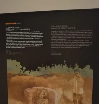Museum display panel about the Lady of Elche with an illustrated scene of the bust being excavated from the ground.