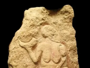Venus of Laussel stone relief showing a nude female figure holding a curved object.