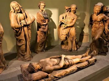 Compianto sul Cristo morto terracotta sculpture showing the dead Christ surrounded by grieving figures with expressive gestures and open mouths.