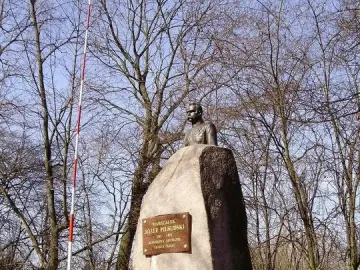 Bronze bust of Józef Piłsudski on a rough stone pedestal with a commemorative plaque in Turek.