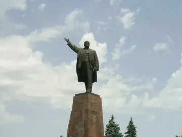 Lenin Monument in Zaporizhzhia with a bronze figure raising one arm on a tall granite pedestal