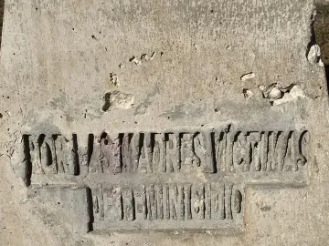 Close-up of the Antimonumenta base with recessed Spanish text reading “Por las madres víctimas de feminicidio.”
