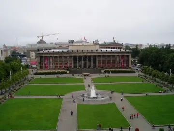The Altes Museum overlooking the Lustgarten in Berlin, with lawns, pathways, and a central fountain.