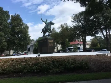 Simón Bolívar equestrian statue with Bolívar raising a sword on horseback atop a tall pedestal.