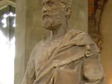 Saint Peter stone statue holding a book and a set of keys.