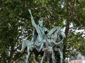 Charlemagne and His Leudes, a green-patinated equestrian monument with a crowned rider and two armored figures standing beside the pedestal.