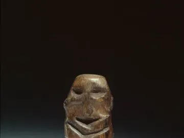 Mannetje van Willemstad wooden idol with a dark weathered surface and carved facial features.