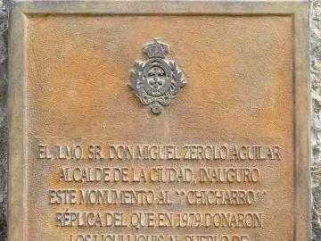 Bronze plaque for the Chicharro sculpture with a coat of arms and Spanish inscription.
