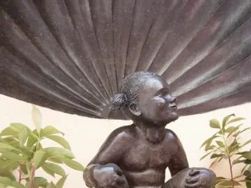 Jeanneke Pis, a bronze statue of a crouching girl smiling beneath a stream of water.