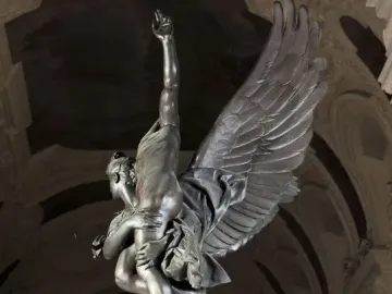 Gloria Victis bronze sculpture showing a winged figure carrying a limp warrior with an outstretched arm.