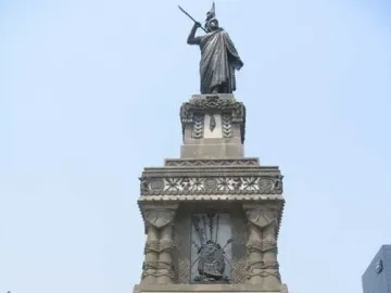 Cuauhtémoc Monument with a bronze figure atop a carved stone base flanked by seated jaguar statues.