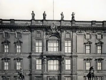 Horse Tamers statues flank the central entrance of the Berlin Schloss, with rearing horses and standing figures on large pedestals.