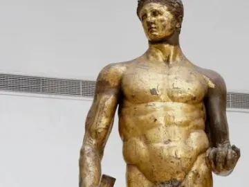 Hercules of the Forum Boarium statue holding a club and three golden apples.