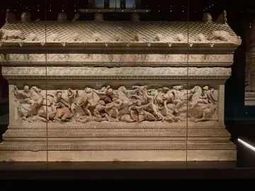 Alexander Sarcophagus with a carved battle relief and sculpted figures on the lid