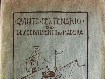 Stylized monument with a crown and coat of arms rising from waves, with two sailing ships in the background and the title text above.