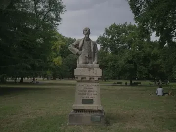 Bust of Ernesto Teodoro Moneta on a tiered pedestal in a park
