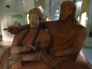 Sarcophagus of the Spouses showing a terracotta reclining couple, with the woman pointing outward and the bearded man resting an arm around her shoulder.