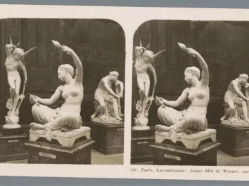 Jeune fille de Mégare marble sculpture of a seated woman spinning, with two other statues beside her.