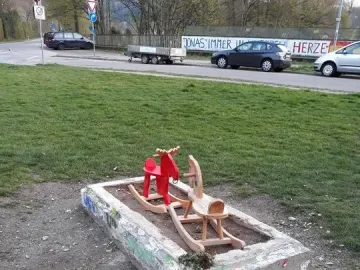 Holbeinpferd concrete stall with a red rocking moose and a wooden rocking horse inside