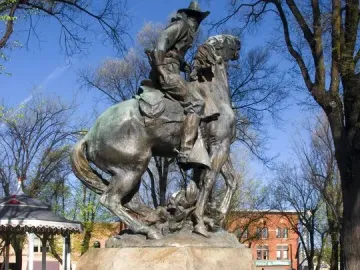 Buckey O\'Neill Monument, a bronze equestrian statue of a man on a rearing horse atop a stone pedestal.