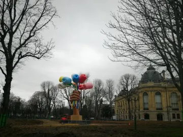 Bouquet of Tulips sculpture showing a giant hand holding oversized colorful tulips outdoors under an overcast sky.